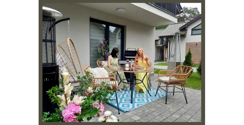 Salon de jardin VALORIA 4 places – Table et 4 chaises en rotin marron avec coussins gris 