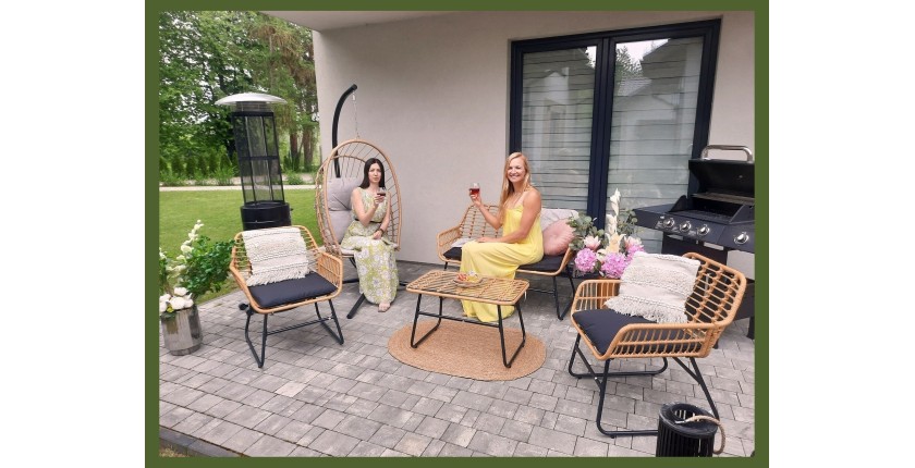 Salon de jardin CALYRA 4 places – Canapé 2 places, 2 fauteuils coussins noirs et table basse verre 