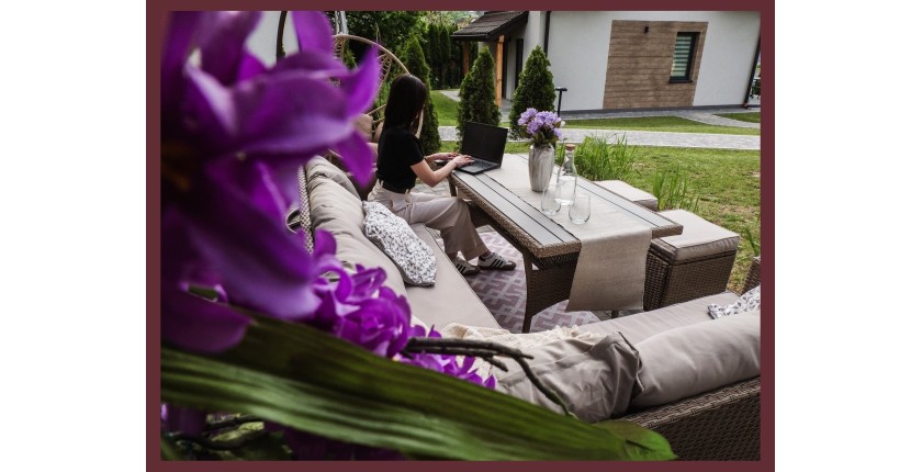 Salon de jardin d’angle LIVANA avec table et 2 poufs beige et brun clair 