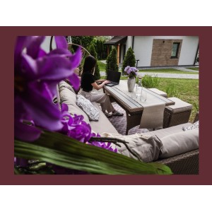 Salon de jardin d’angle LIVANA avec table et 2 poufs beige et brun clair 