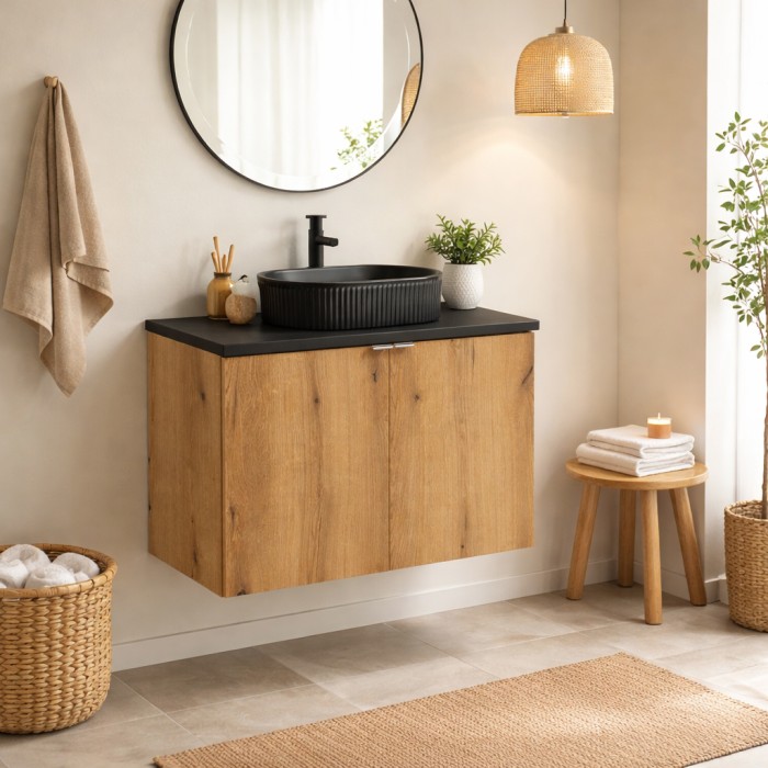 Ensemble VANO chêne et noir 80cm : meuble sous vasque à placards, plan pour vasque noir et vasque à poser noire mis en situation