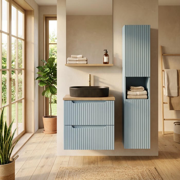 Ensemble VANO bleu et chêne : meuble sous vasque, plan pour vasque, vasque à poser noire et colonne mis en situation