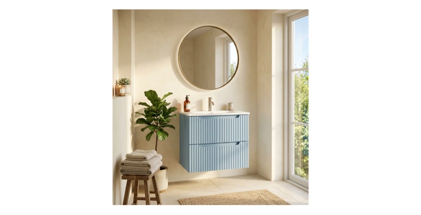 Ensemble VANO bleu 60cm : meuble sous vasque à tiroirs et vasque encastrée blanche mis en situation
