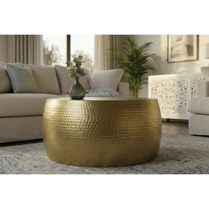Beistelltisch TRIANE 60 cm in goldenem Aluminium – Runder Couchtisch im gehämmerten Design