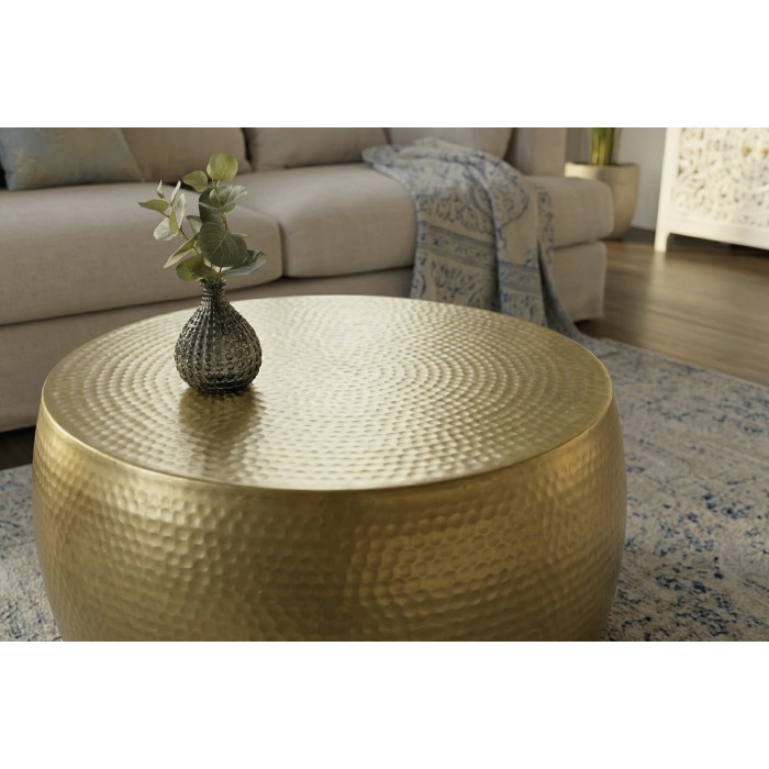 Beistelltisch TRIANE 60 cm in goldenem Aluminium – Runder Couchtisch im gehämmerten Design