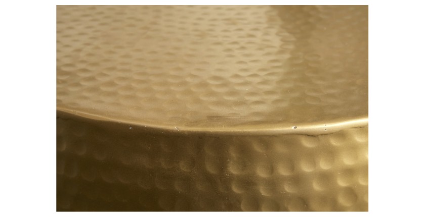 Zoom sur la jonction entre la structure et le plateau de la table basse dorée TRIANE ronde 60cm