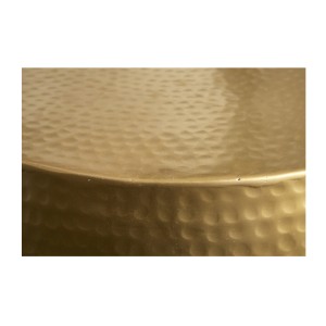 Zoom sur la jonction entre la structure et le plateau de la table basse dorée TRIANE ronde 60cm