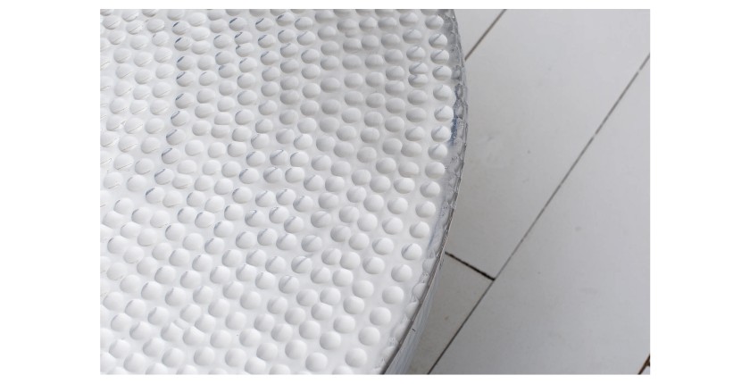 Zoom sur le plateau de la table basse TRIANE ronde 60cm argentée