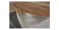 Zoom sur la jonction entre le plateau et la structure de la table basse TRIANE argentée et bois 60cm
