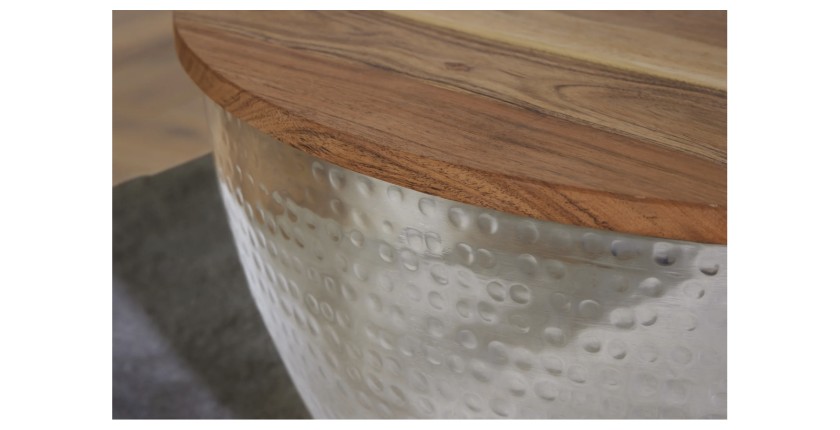 Zoom sur la jonction entre le plateau et la structure de la table basse TRIANE argentée et bois 60cm