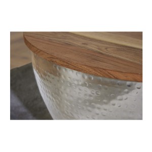 Zoom sur la jonction entre le plateau et la structure de la table basse TRIANE argentée et bois 60cm