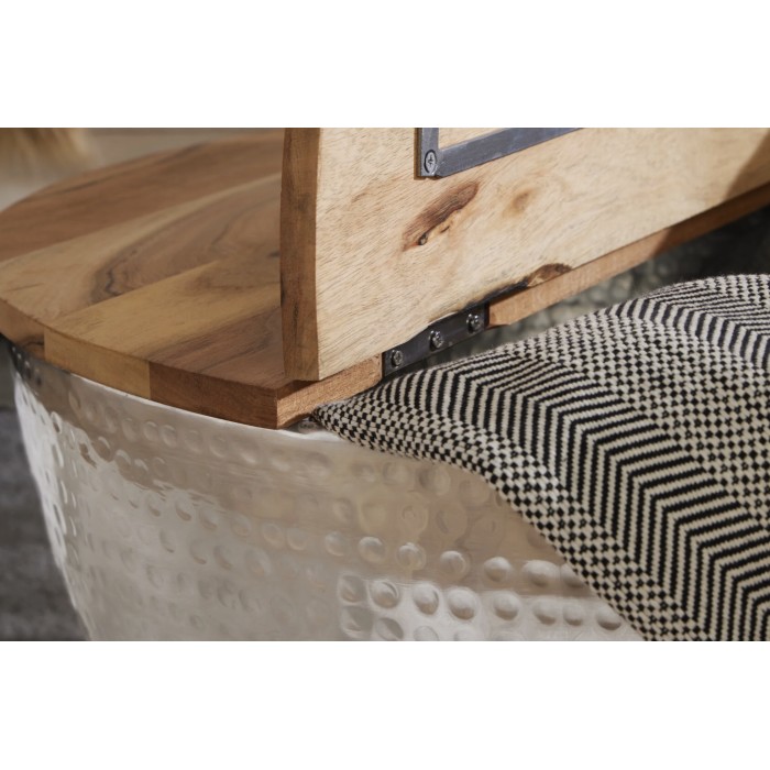 Table bassa TRIANE 60 cm con contenitore – Piano in legno di acacia e struttura in metallo argentato martellato