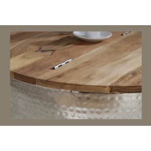Zoom sur le plateau de la table basse TRIANE argentée et bois 60cm