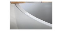 Zoom sur l'ouverture du plateau de la table basse TRIANE ronde 60cm blanche et bois clair