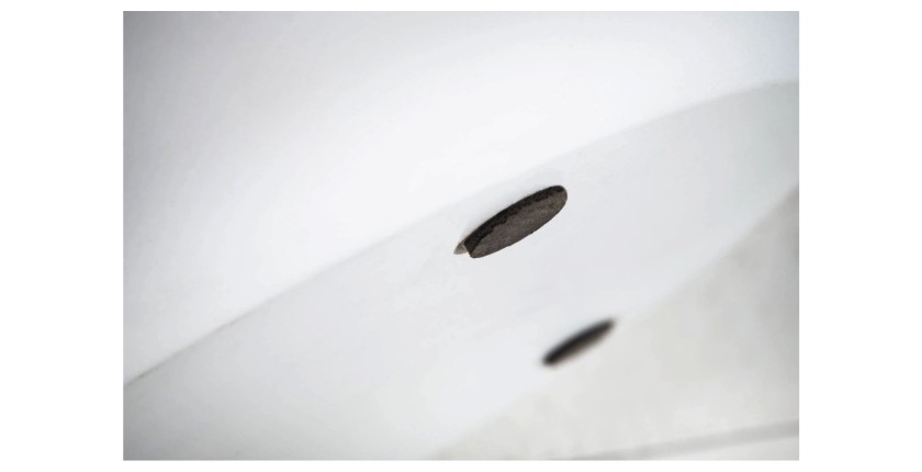 Zoom sur les patins de la table basse TRIANE blanche et bois ronde 70cm