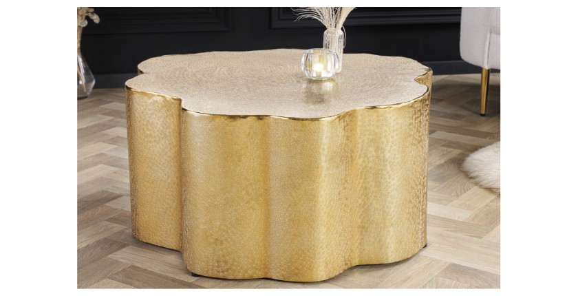 Table basse TRIANE dorée asymétrique mise en situation