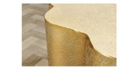 Zoom sur la jonction entre le plateau et la structure de la table basse TRIANE asymétrique dorée