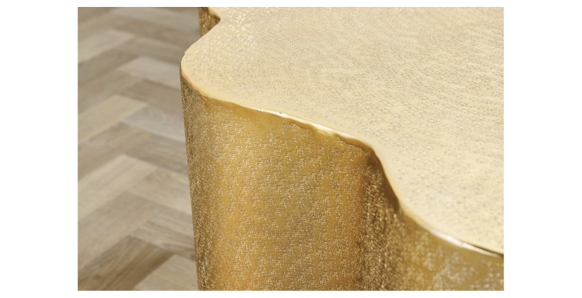Zoom sur la jonction entre le plateau et la structure de la table basse TRIANE asymétrique dorée