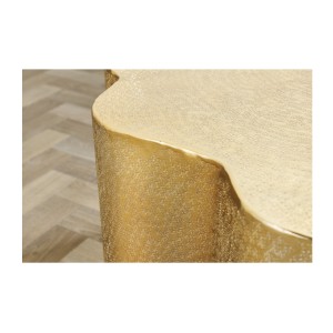 Zoom sur la jonction entre le plateau et la structure de la table basse TRIANE asymétrique dorée