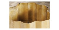 Zoom sur le dessous de la table basse TRIANE asymétrique dorée
