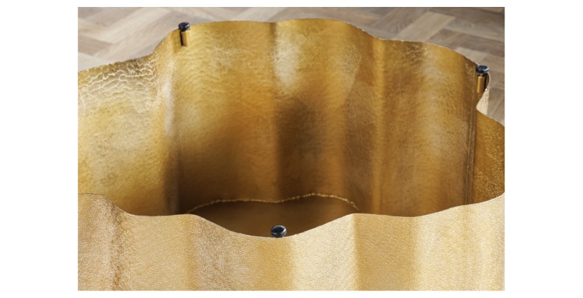 Zoom sur le dessous de la table basse TRIANE asymétrique dorée