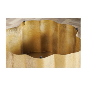 Zoom sur le dessous de la table basse TRIANE asymétrique dorée