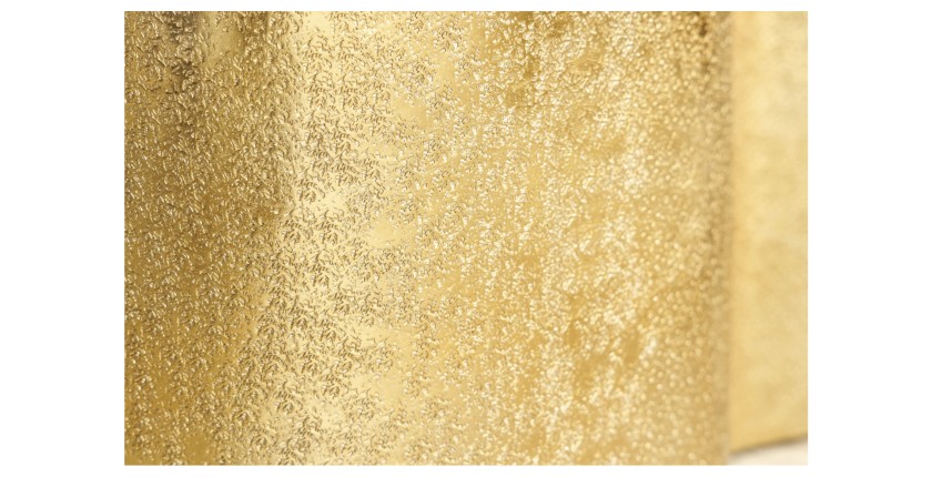Zoom sur la texture de la structure de la table basse TRIANE asymétrique dorée