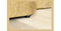 Zoom sur le bord inférieur de la table basse TRIANE asymétrique dorée
