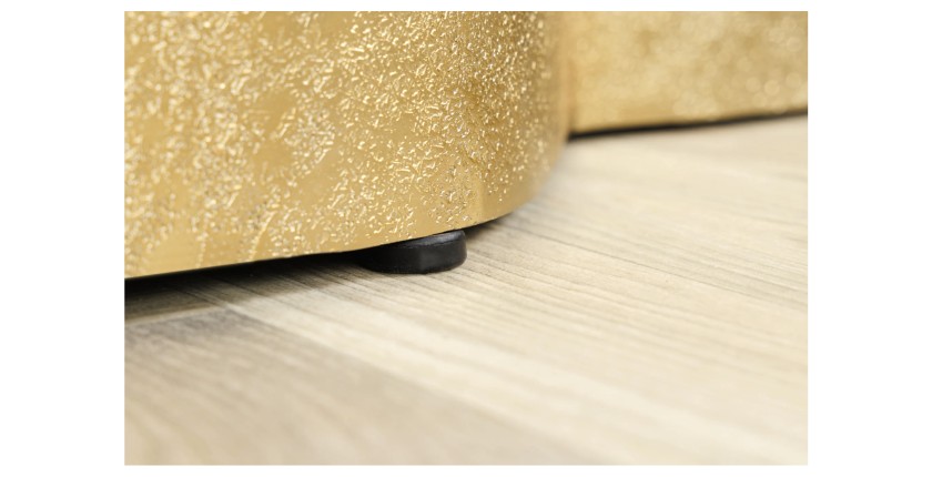 Zoom sur le bord inférieur de la table basse TRIANE asymétrique dorée