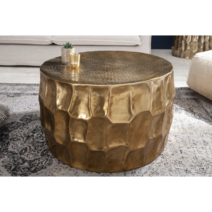 Gouden salontafel TRIANE 70 cm – Gehamerd aluminium met geometrisch reliëf ontwerp