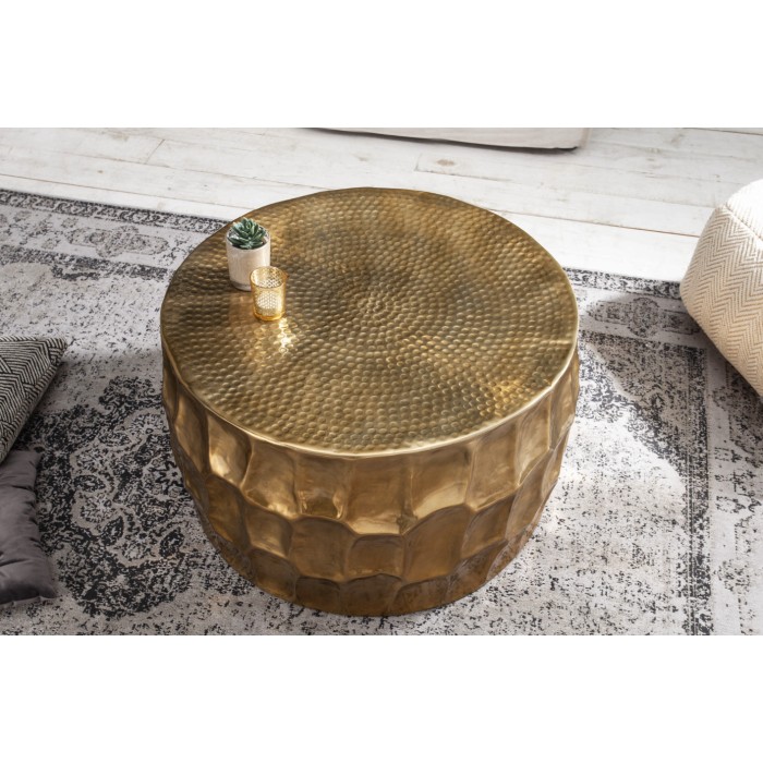 Gouden salontafel TRIANE 70 cm – Gehamerd aluminium met geometrisch reliëf ontwerp