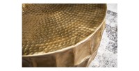 Zoom sur la texture du plateau de la table basse TRIANE ronde dorée 70cm
