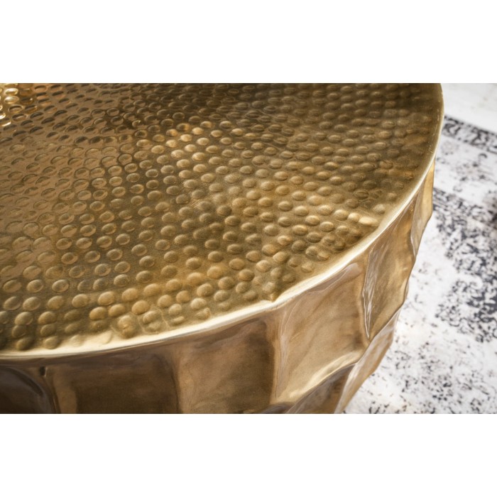 Gouden salontafel TRIANE 70 cm – Gehamerd aluminium met geometrisch reliëf ontwerp