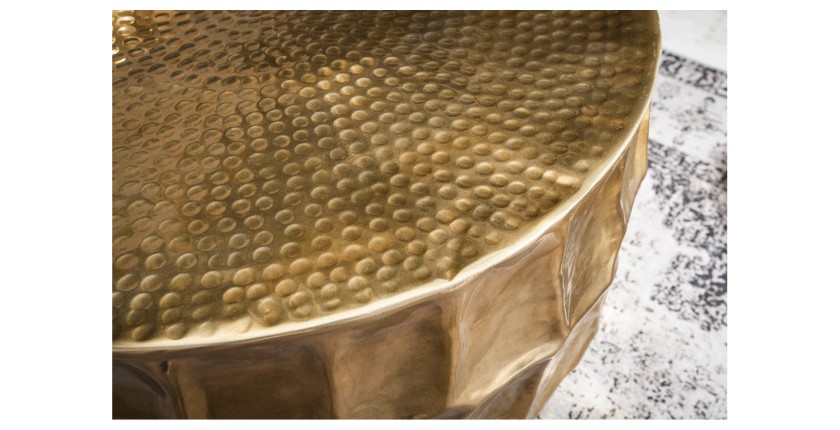 Zoom sur la texture du plateau de la table basse TRIANE ronde dorée 70cm
