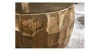 Zoom sur la jonction entre le plateau et la structure de la table basse TRIANE ronde dorée 70cm