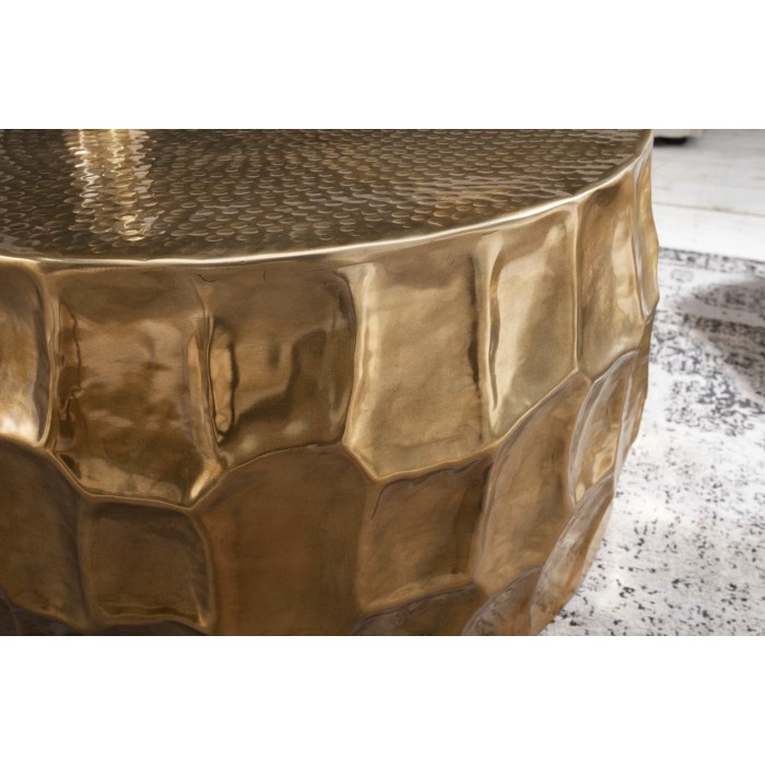 Gouden salontafel TRIANE 70 cm – Gehamerd aluminium met geometrisch reliëf ontwerp