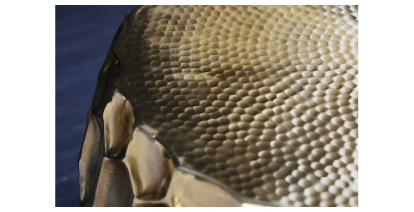 Zoom sur la texture du plateau de la table basse TRIANE doré 70cm