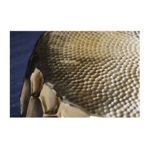 Zoom sur la texture du plateau de la table basse TRIANE doré 70cm