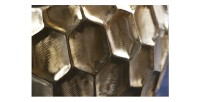 Zoom sur la texture de la structure de la table basse TRIANE doré 70cm
