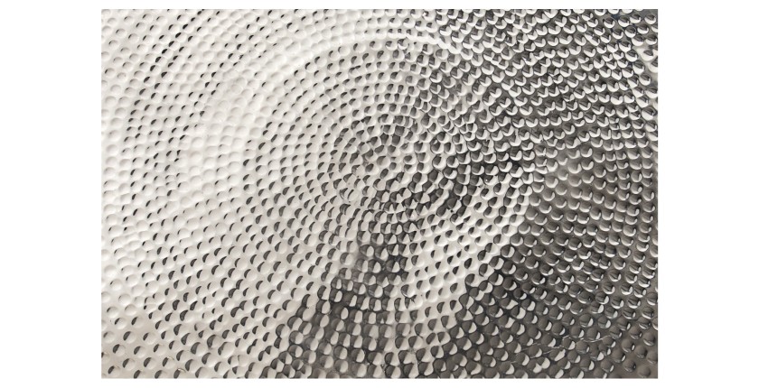 Zoom sur la texture de la table basse TRIANE argentée ronde 80cm