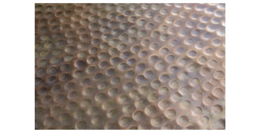 Zoom sur la texture de la table basse TRIANE cuivre ronde 80cm