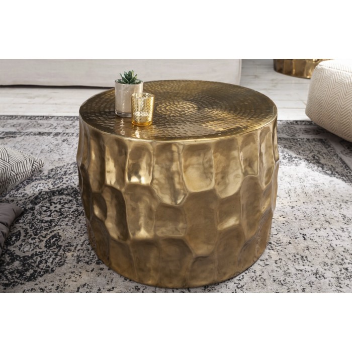 Goldener Couchtisch TRIANE 55 cm – Gehämmertes Aluminium im geschnitzten Design