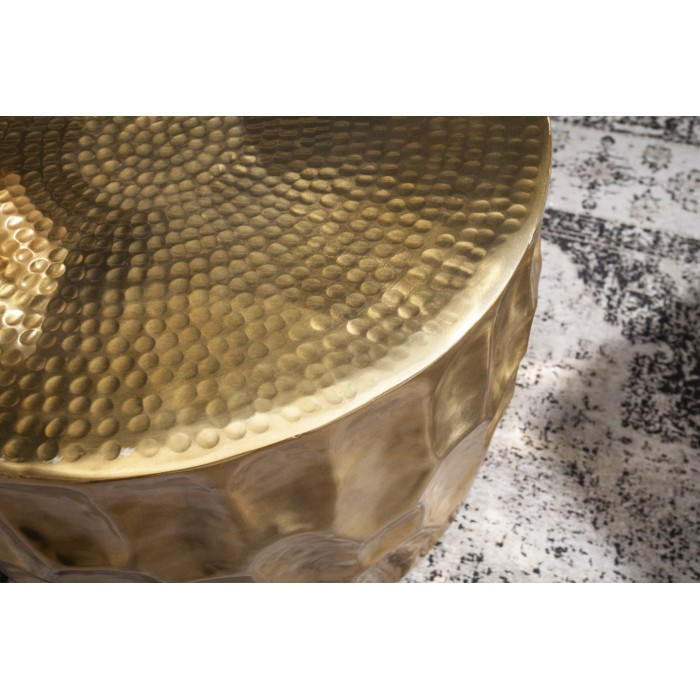 Goldener Couchtisch TRIANE 55 cm – Gehämmertes Aluminium im geschnitzten Design