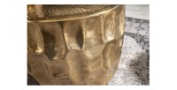 Zoom sur la jonction entre le plateau et la structure de la table basse TRIANE ronde dorée 55cm