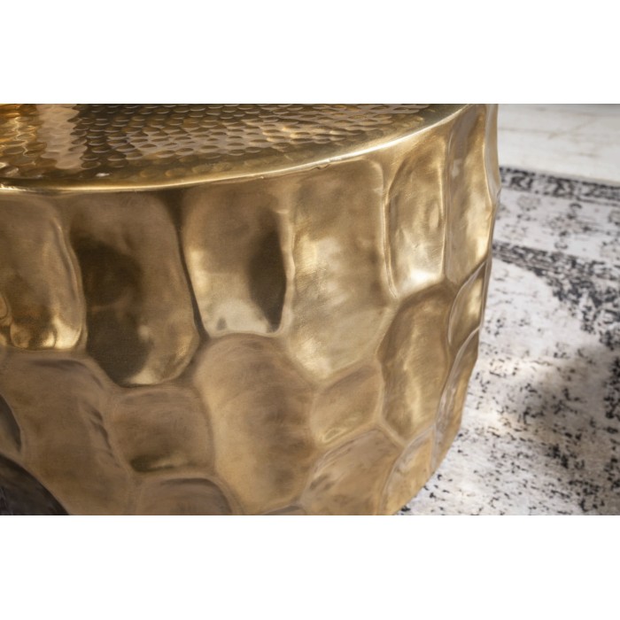 Goldener Couchtisch TRIANE 55 cm – Gehämmertes Aluminium im geschnitzten Design
