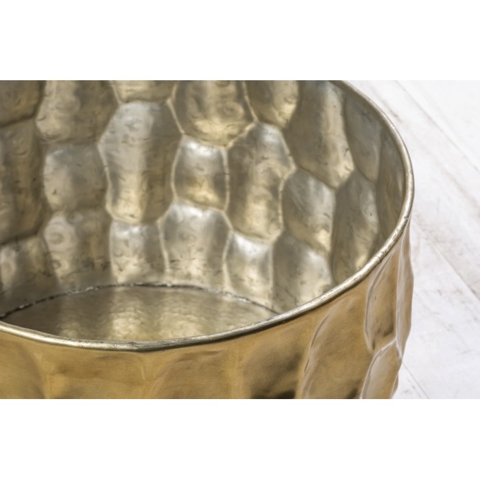 Goldener Couchtisch TRIANE 55 cm – Gehämmertes Aluminium im geschnitzten Design