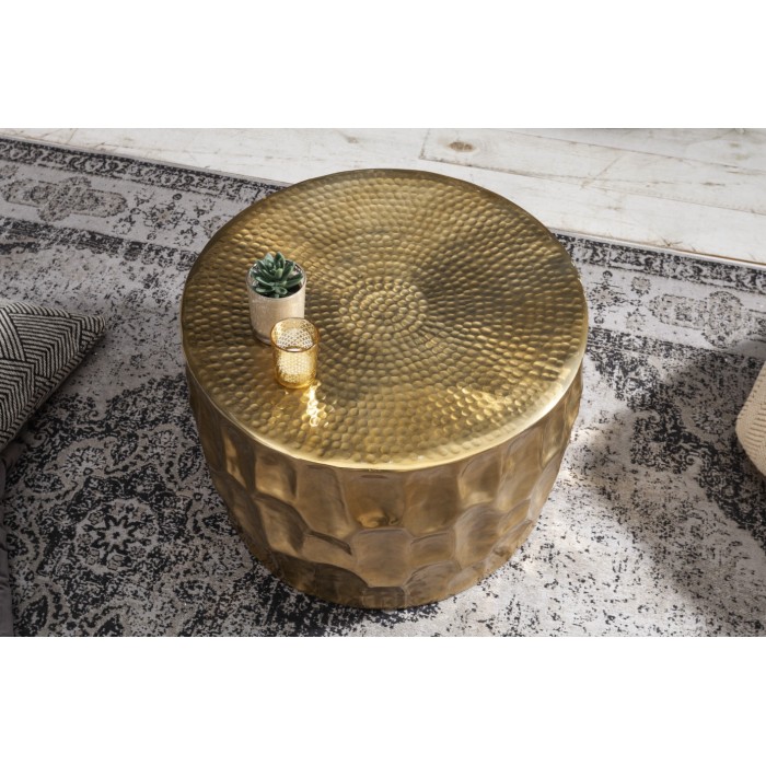 Goldener Couchtisch TRIANE 55 cm – Gehämmertes Aluminium im geschnitzten Design