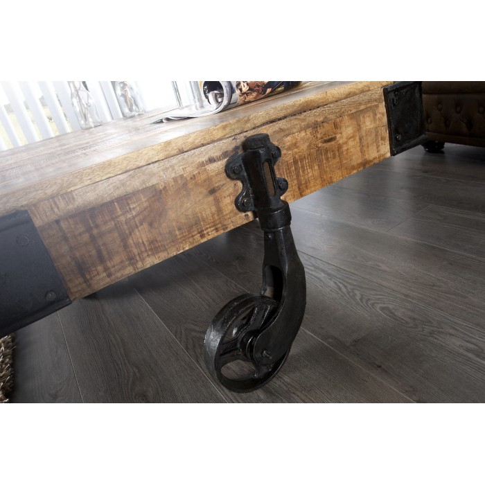 Zoom sur l'une des roulettes de la table basse RAIL en bois et métal style industriel