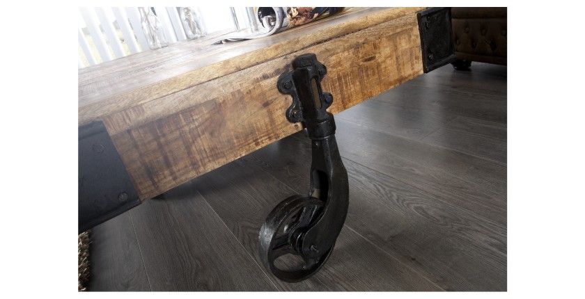 Zoom sur l'une des roulettes de la table basse RAIL en bois et métal style industriel