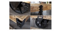 Zoom sur les détails de la table basse RAIL en bois et métal style industriel